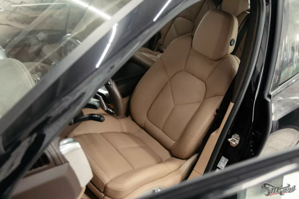 Комплексная химчистка салона и обработка кожи керамикой для Porsche Cayenne